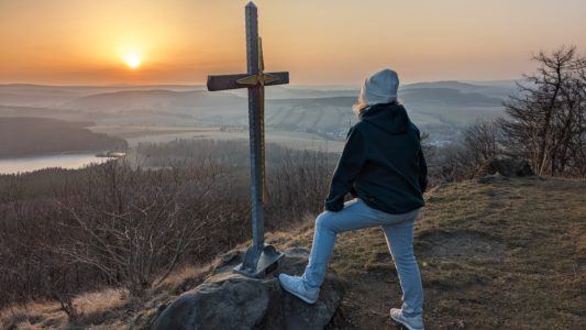 Ines schaut vom Bärenstein aus ins Erzgebirge.